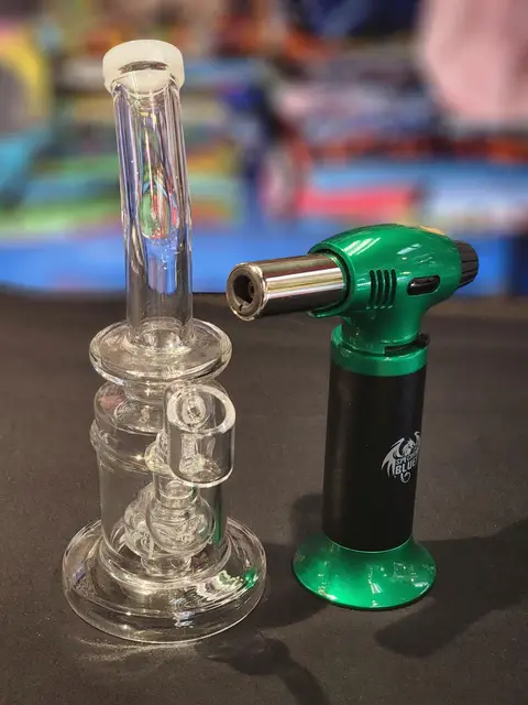 Dab rig with quartz banger and torch